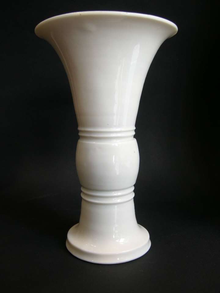 Vase of gu form